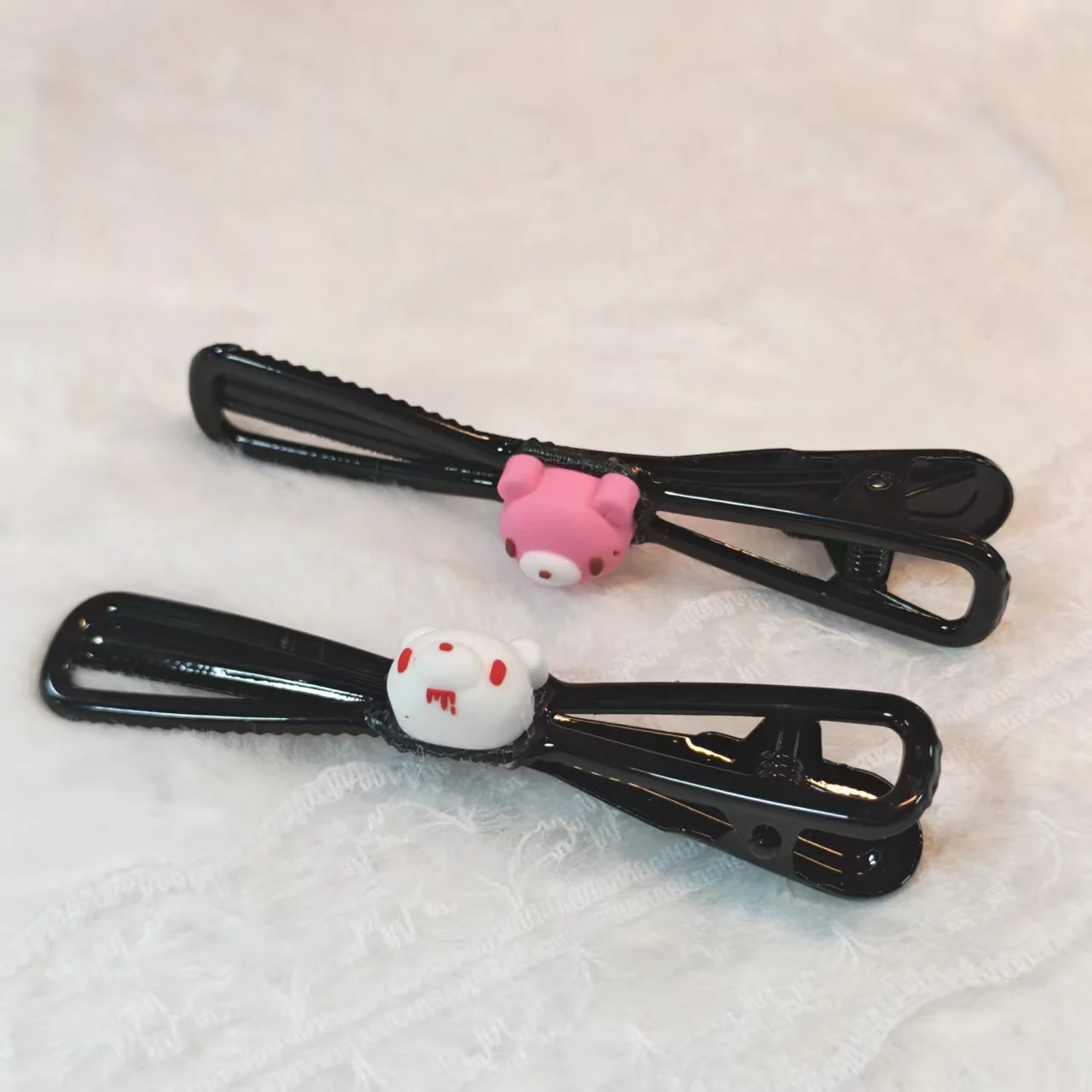 Edgy Bloody Bear Haarspangen – Schwarze Clips mit rosa/weißen Bärenmotiven, fügen Sie kräftige, süße und dunkle Haptik an Frisuren hinzu.