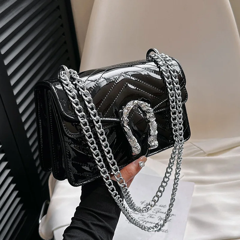 Leichte, luxuriöse, kleine, quadratische Damentasche mit hoher Textur, modisches Kettenschloss, Designer-Unterarm-/Schulter-/Kurier- und Premium-Qualität