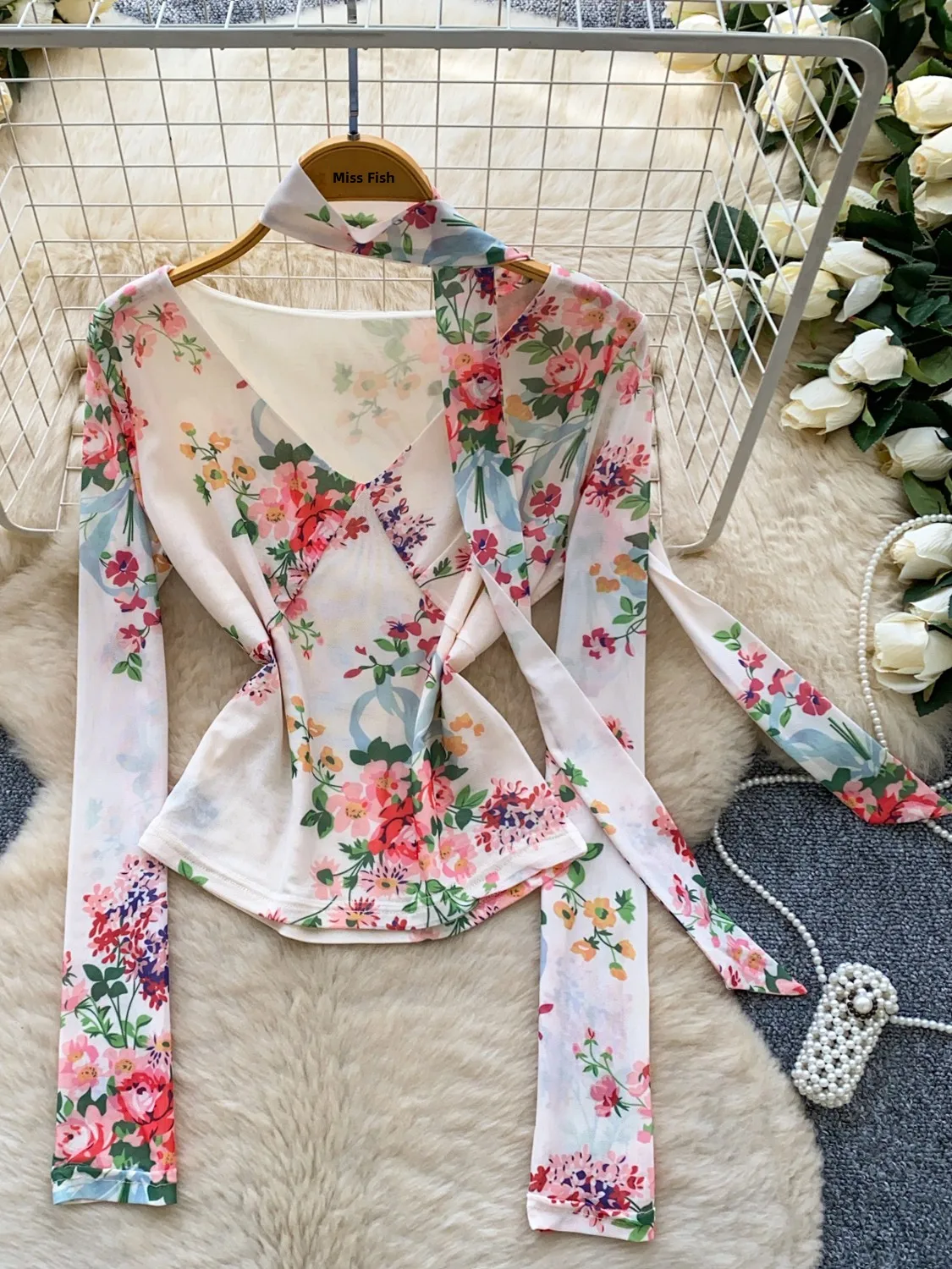 

Romantic V-neck Printed Shirt Women's Spring New Korean Version Long Sleeve Sash Slimming Top for Commuting Polyester Fiber