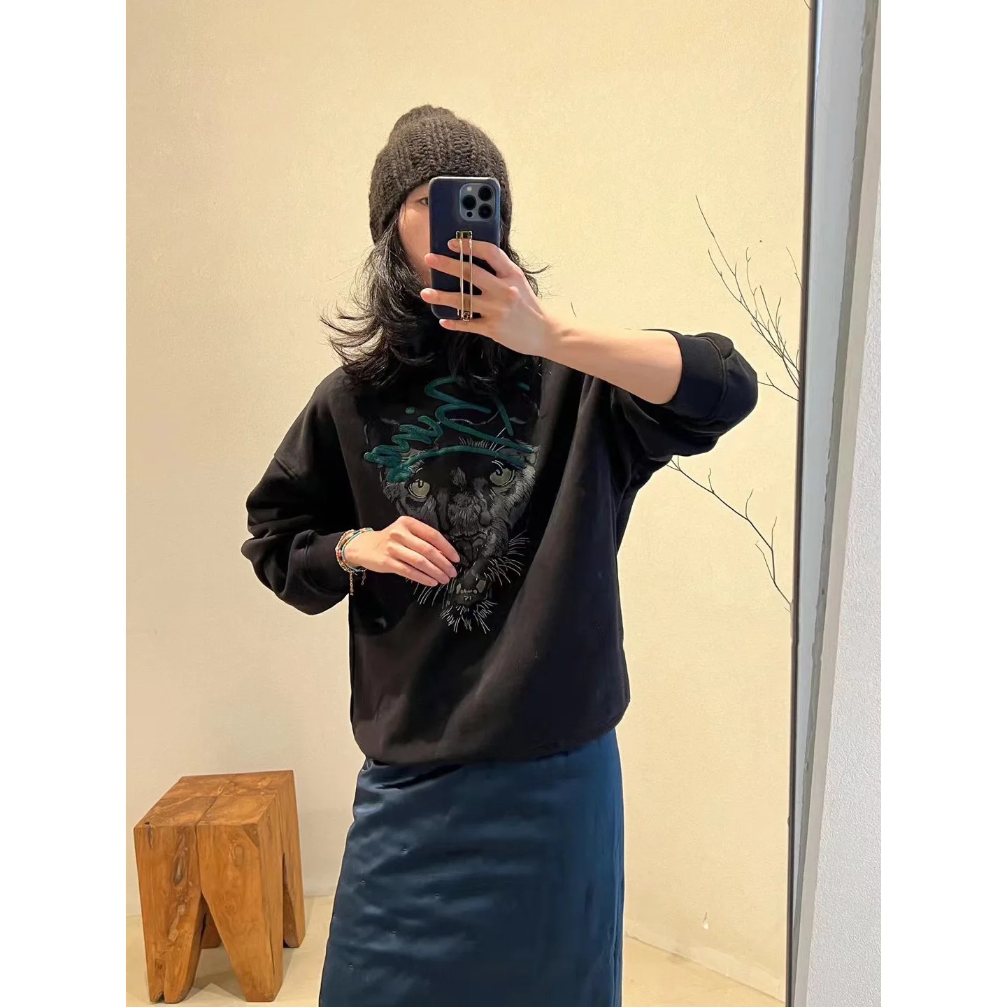 

Early Spring American Retro Black Letter Embroidery Distressed Pullover Casual Round Neck Fleece Sweatshirts Women
