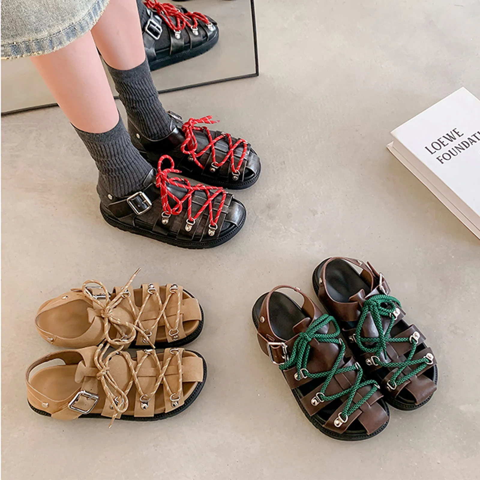 

Arden Furtado 2025 Summer Friction color sheepskin Cross tied Roman sandals Round toe platform Belt buckle Flat beach sandals