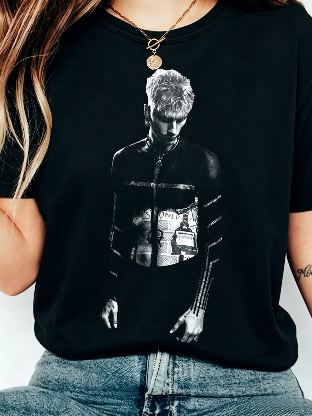This 90s retro-style G-Un K-Elly T-shirt pays homage to lost American culture. A perfect choice for 90s hip-hop music lovers