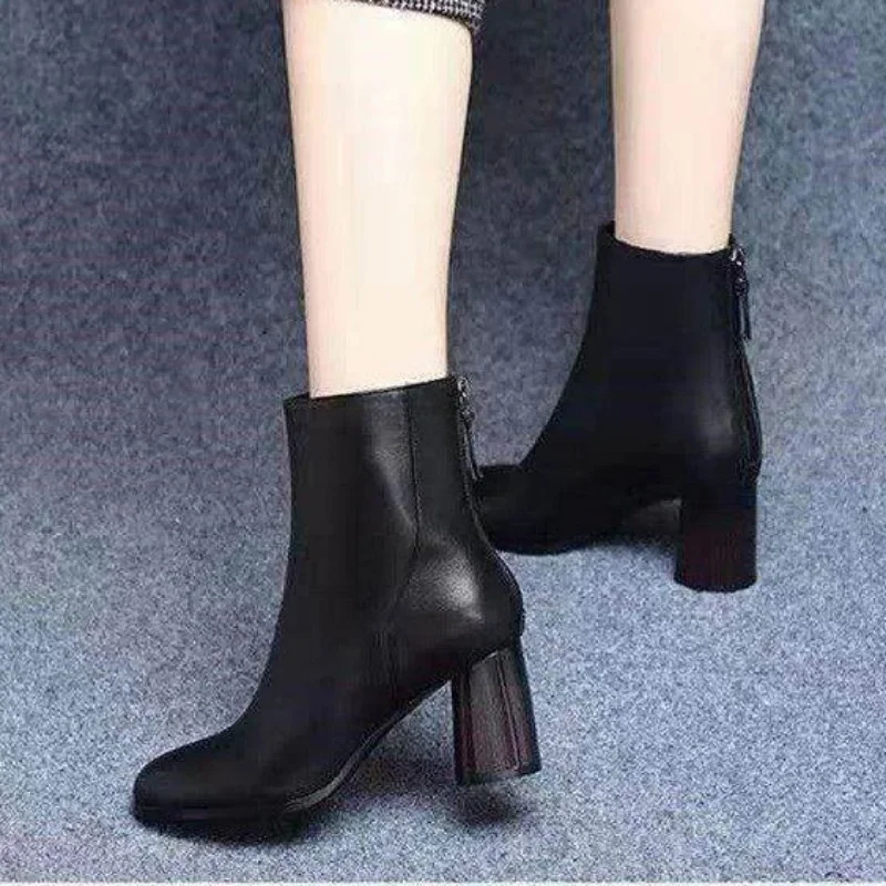 Botas cortas de tacón alto y grueso para mujer, botines de felpa a la moda, otoño e invierno, novedad de 2024