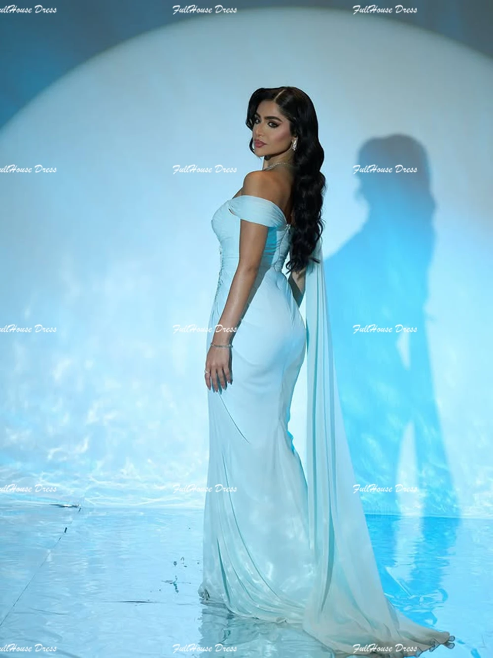 Op maat gemaakte vloeiende mouwloze chiffon rechte vloerlengte avondjurk rugloze geplooide Saoedi-jurk met kralen en rechtbank