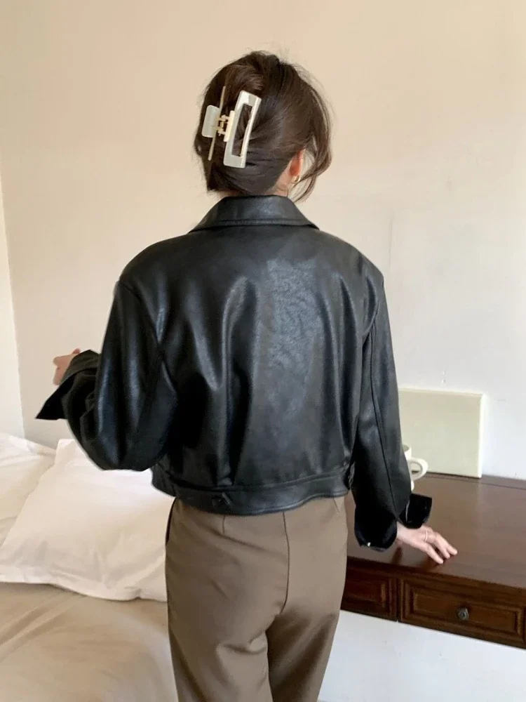 ​ Schicke PU-Jacke mit Kragen für zierliche Frauen, das vielseitiges Design abnimmt