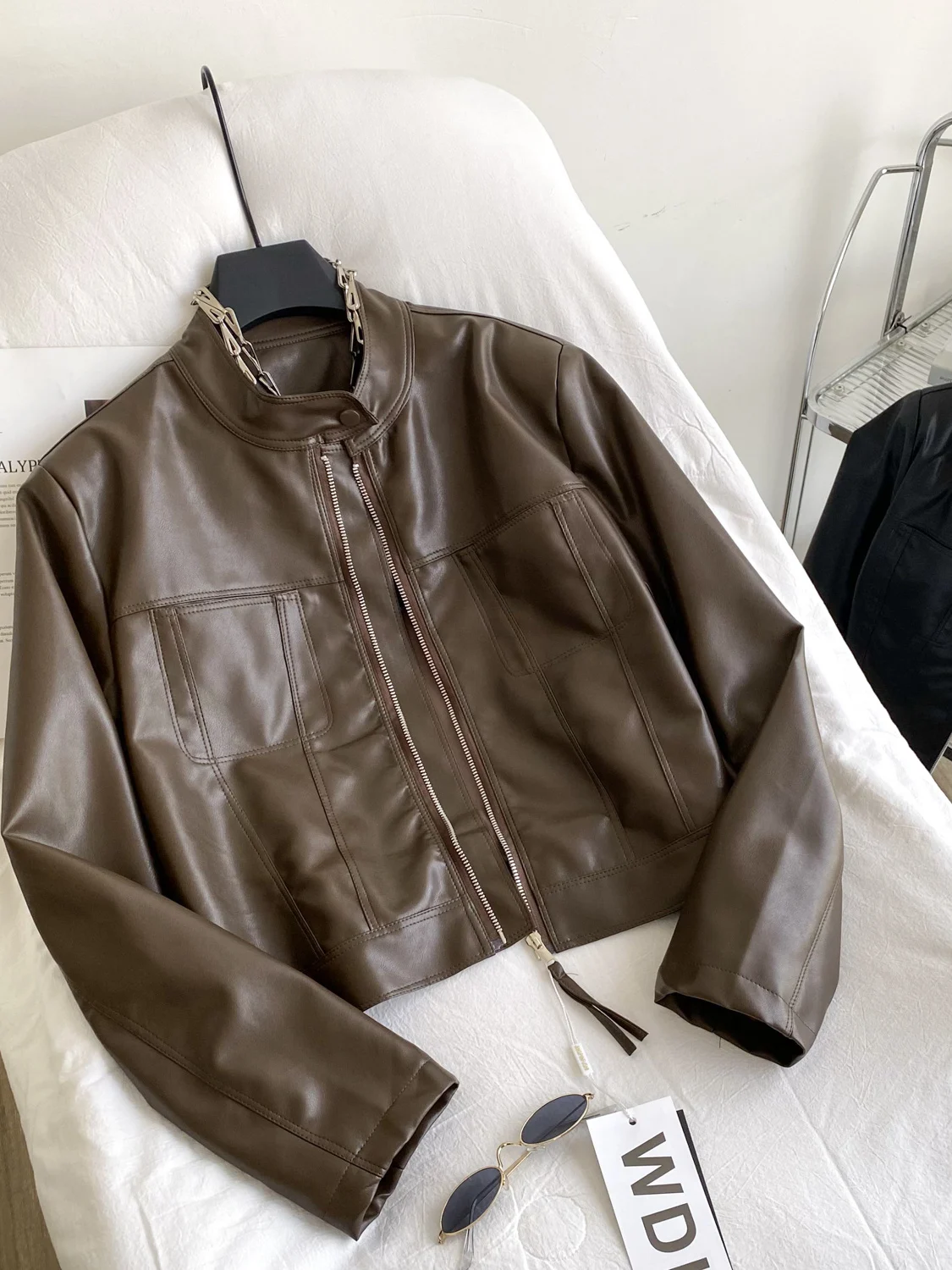 Jaqueta de Couro PU Versátil e E para Mulheres, Curta, Solta, Casual, com Gola Alta e Cinto, Roupa Externa de Outono