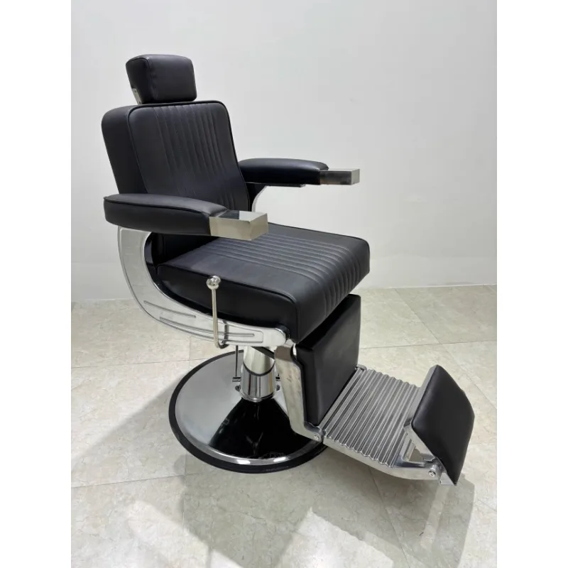 The salon is dedicated to reclining men's haircuts, perming and dyeing retro, and the chair lifts and rotates.