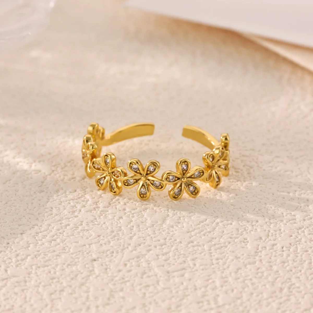 Goldfarbener Blumen-Offenring für Damen, mit klaren Zirkonia-Blüten, verstellbarer Manschettenring, zarter, ästhetischer Schmuck, Geschenk – Detail 4
