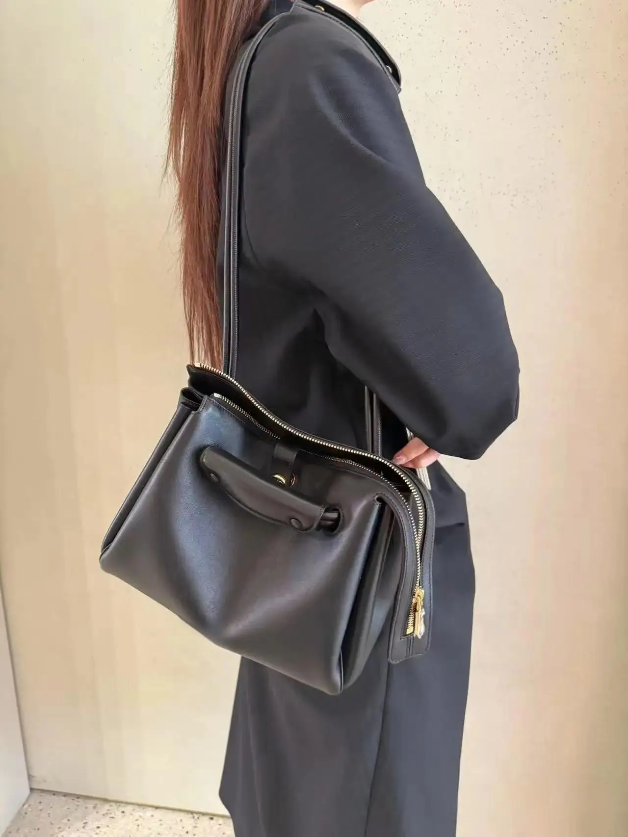 

Новинка 2025 года, высококачественная сумка из телячьей кожи с трапецией и геометрическим рисунком на одно плечо, женская сумка среднего размера, повседневная универсальная сумка