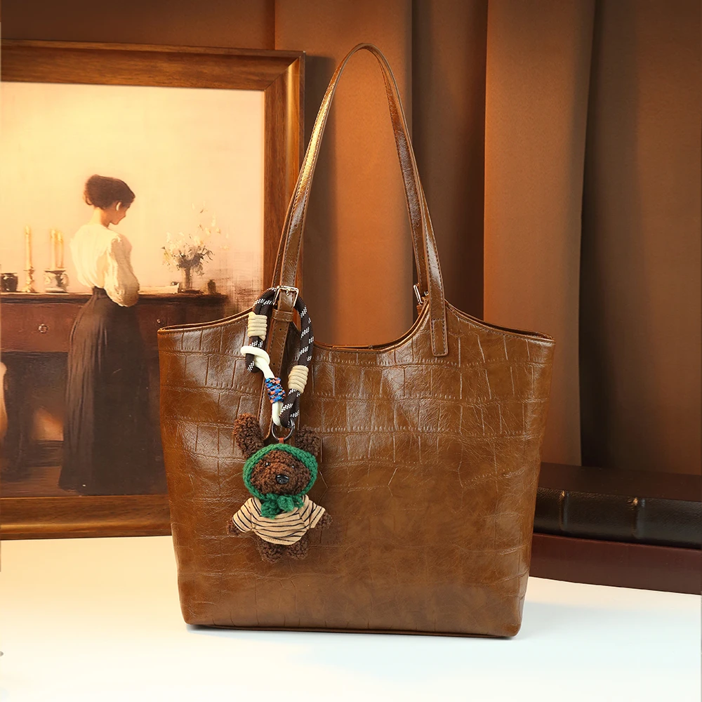 

Ретро-сумка-тоут из вощеной кожи с текстурой, вместительная, с милым брелоком в виде плюшевого мишки, повседневная сумка.