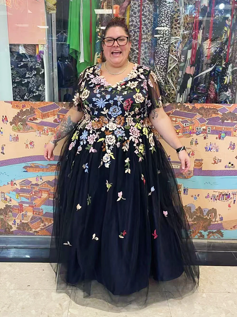 Il negozio di sartoriali personalizza la splendida gonna soffice con scollo a V blu, abito a fiori tridimensionali, abito pesante