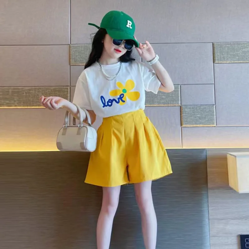 

The 2025 summer new girls' suit, a stylish children's short-sleeved top and shorts, a popular casual two-piece set for girls