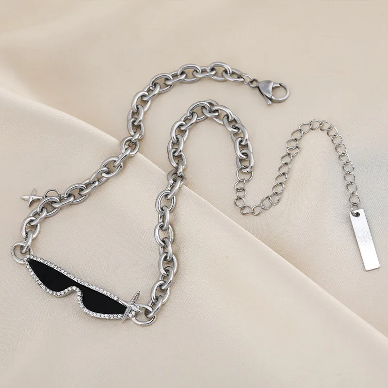 

Новые ожерелья из титановой стали 2025 года, персонализированные ожерелья на ключице и ожерелья в классном стиле.