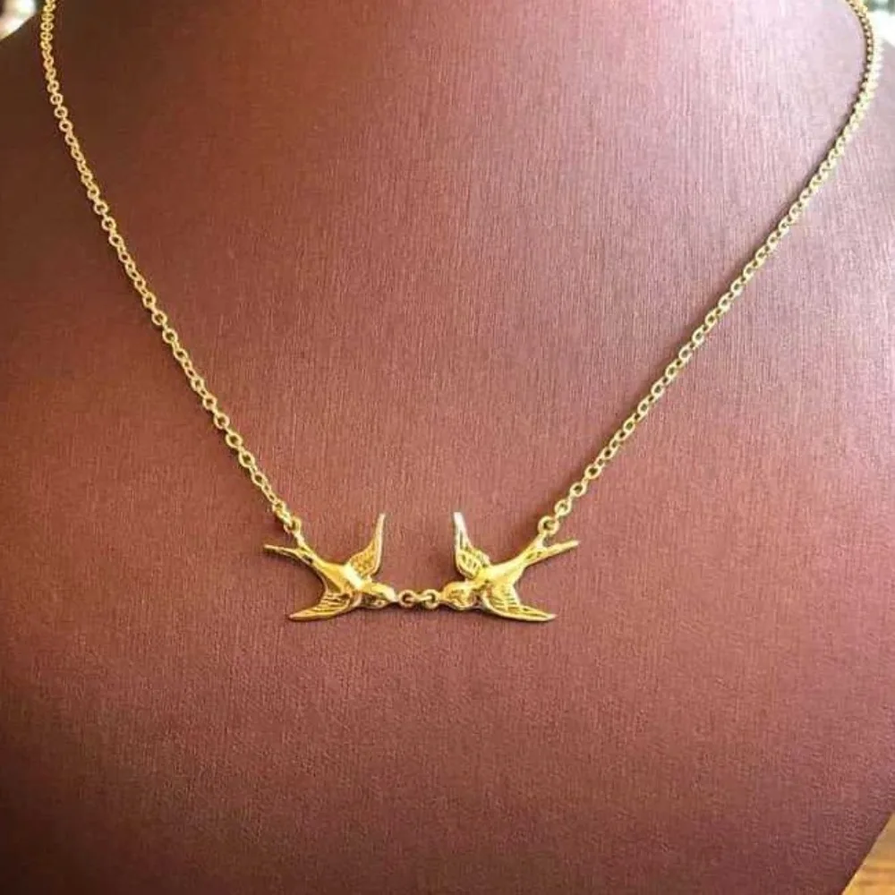 Creative Temperament Two Swallows Kissing Flying Bird Pendant Necklace for Women Exquisite Cute Animals Christmas Gifts Jewelry