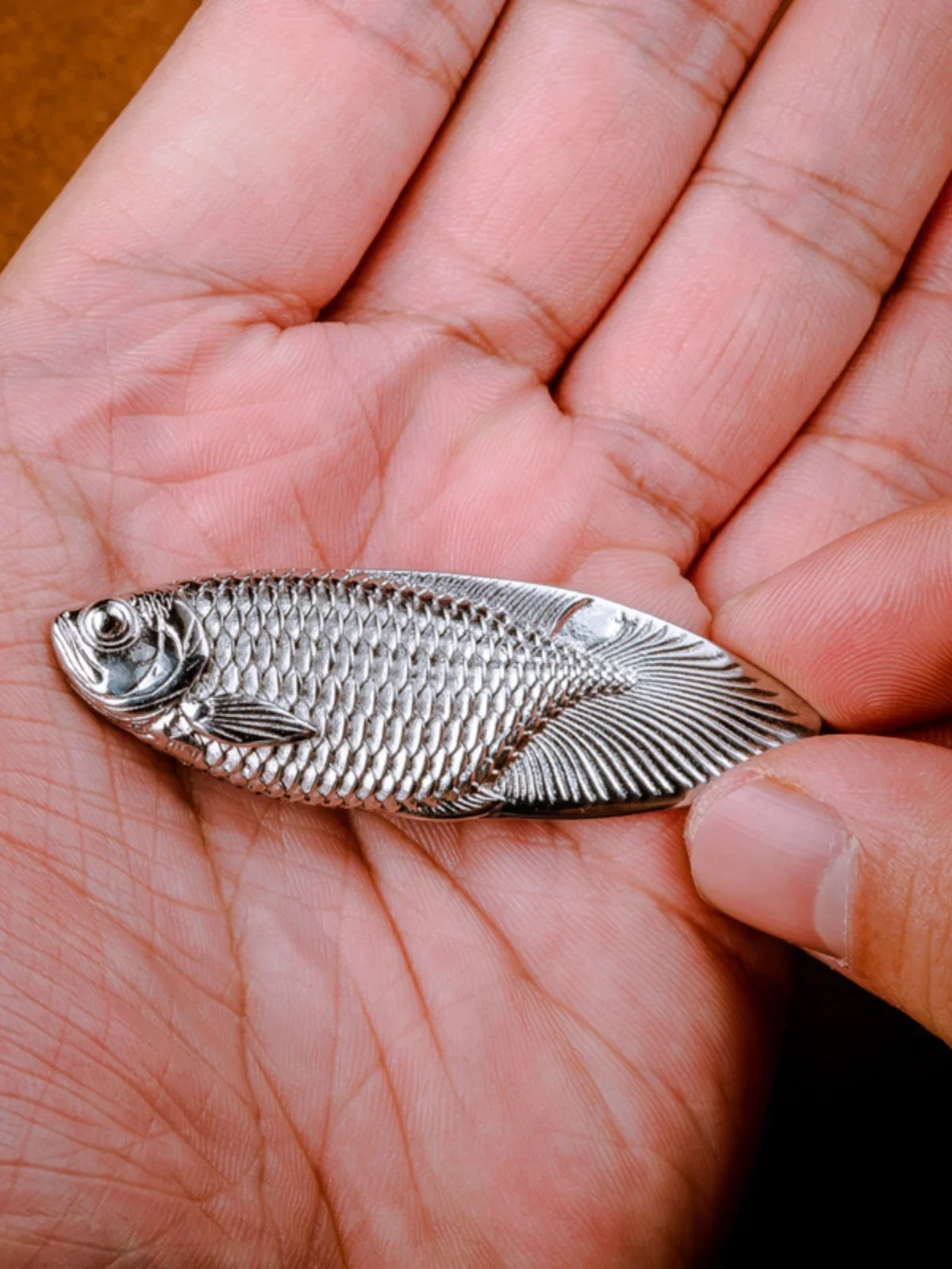 Original stainless steel fishtail knife by Wuchong, uncut, with fish playing with it every year, as a gift