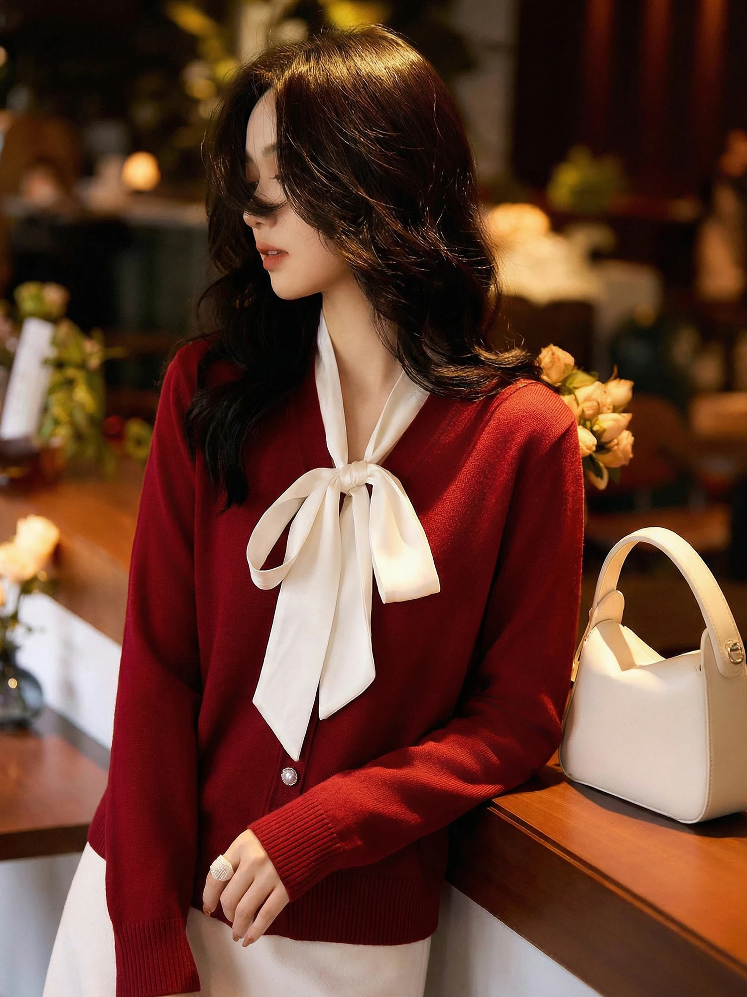 

Новый вязаный свитер Chivirin для женщин: свободный крой, V-образный вырез, дизайн с бантом, осенне-весенний, модный, красный, для повседневной носки