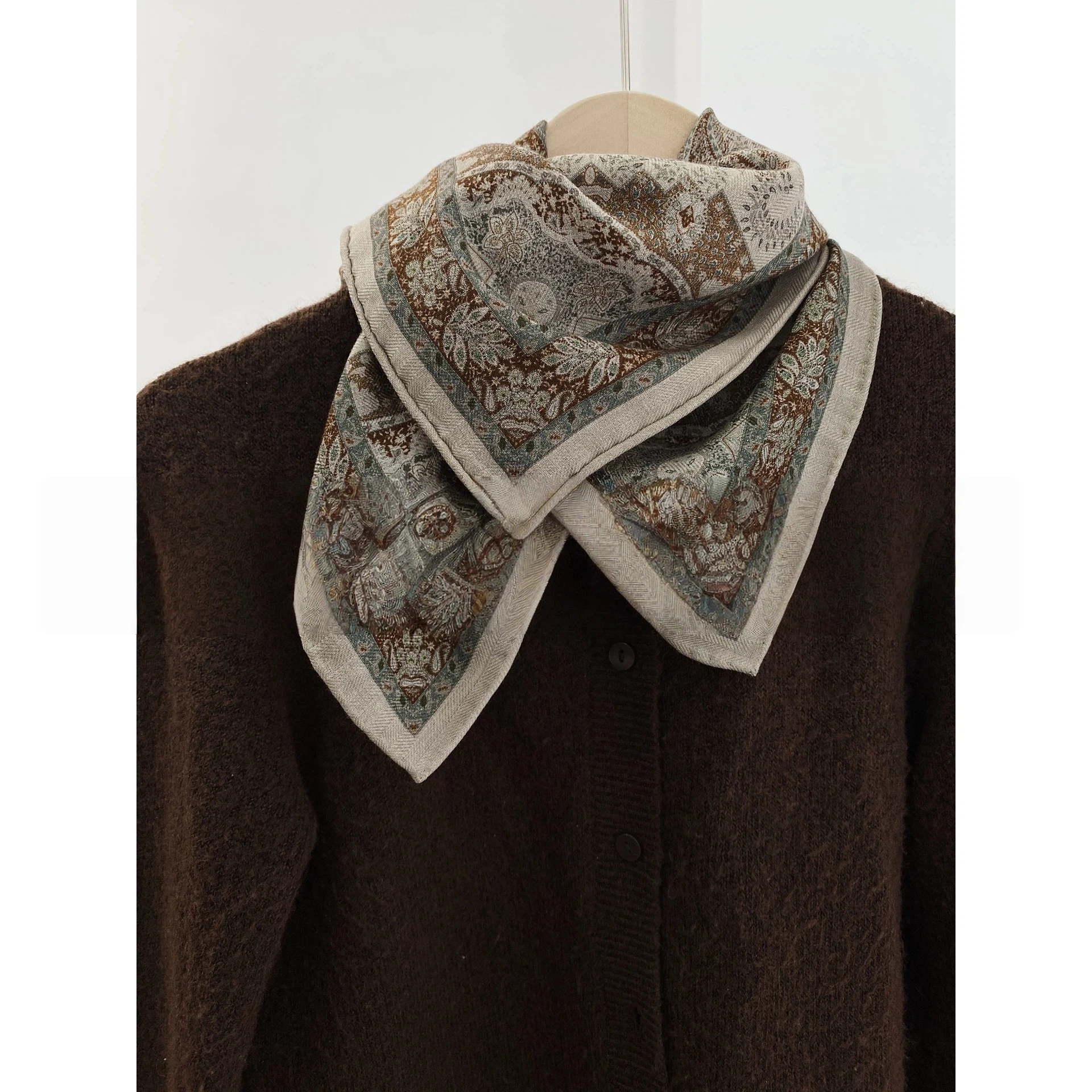 

2026 Luxury Scarf Designers 70% Wool 30% Silk Paisley Pattern Neck Warmer Ethnic Vintage Brand Square Scarf 65x65cm
