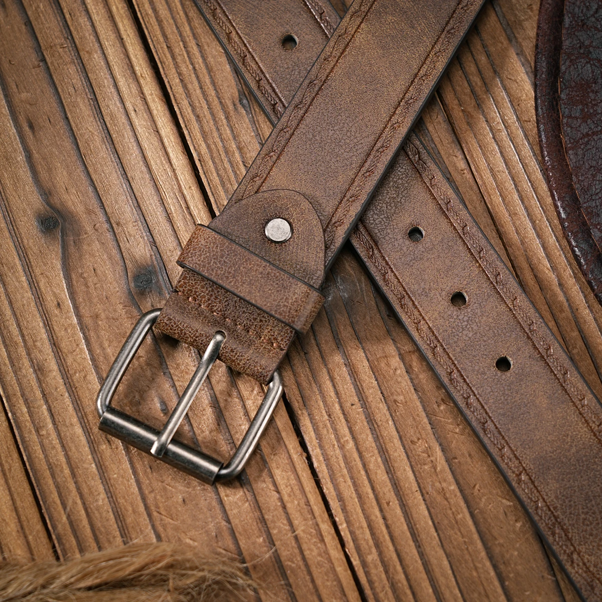 Ein passender Gürtel für Herren und Damen mit Retro-Knopfverschluss, PU-Kunstleder-Gürtel mit geprägtem Fadenmuster, lässiger Stil, vielseitig einsetzbar. – Detail 8