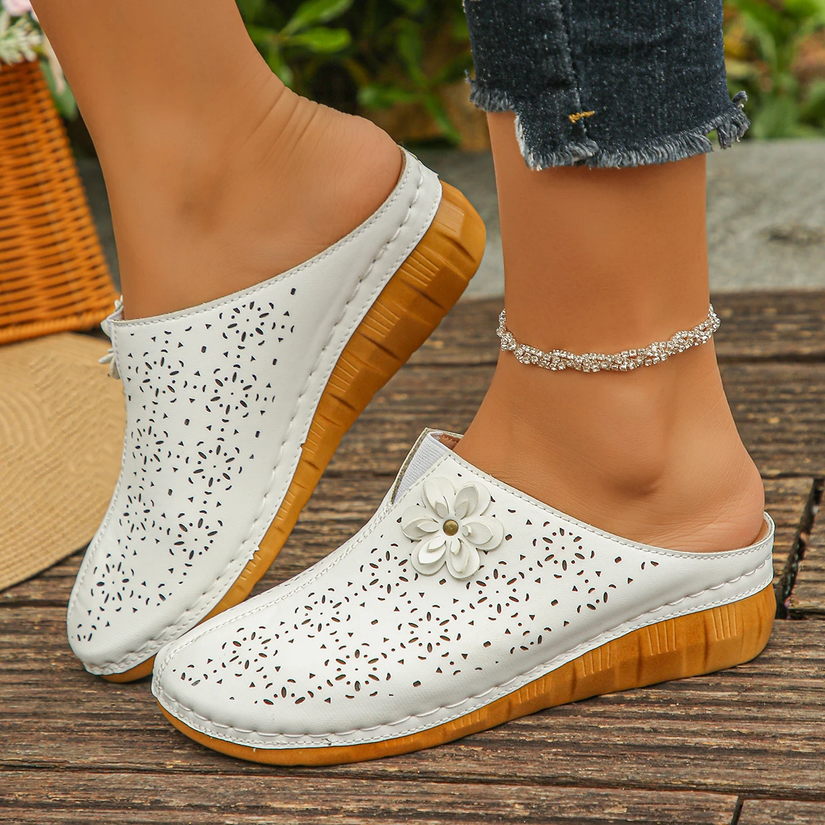 Trend Women Sandals 2026 New Hollow Out Mule Slippers Women Summer Retro Closed Toe Shoes Woman Plus Size Low Heels Beach Shoes