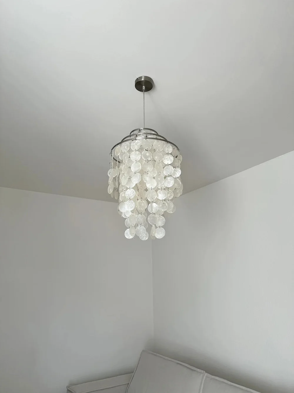 Plafonnier LED composé de coquillages naturels blancs, design moderne, éclairage d\'intérieur, luminaire décoratif de plafond, idéal pour une