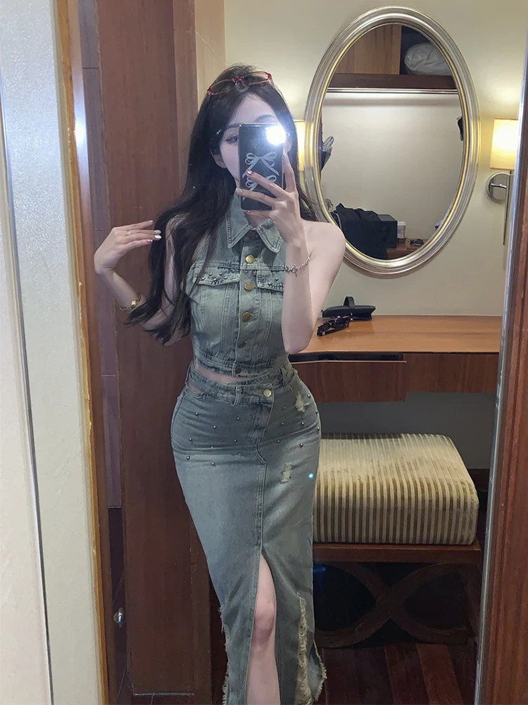 

Американский стиль: комплект из джинсовой юбки с разрезом и жилета, высокая талия, летняя новинка, винтажный жилет с завязками на шее, комплект из двух предметов.