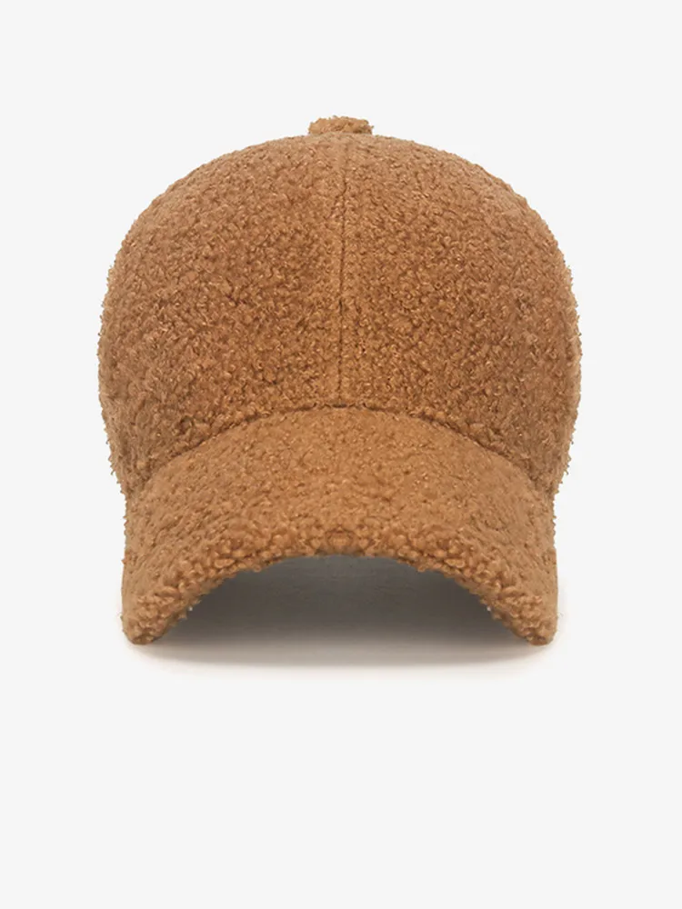 Einfarbige, schlichte Baseballkappe aus Winterlammwolle – warmes Teddy-Fleece, schmeichelhafte, strukturierte Krone – Detail 3