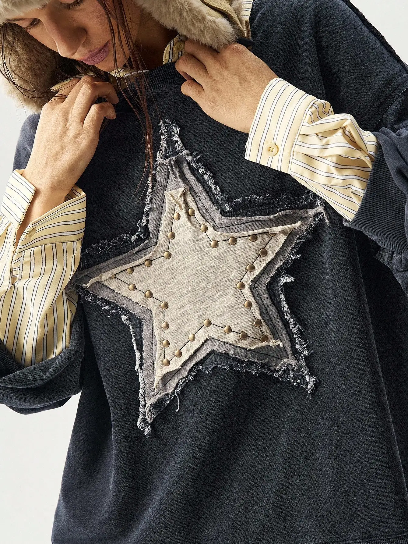 Damska bluza oversize z naszywką w kształcie gwiazdy i ćwiekami, swobodna bluzka na jesień i zimę.