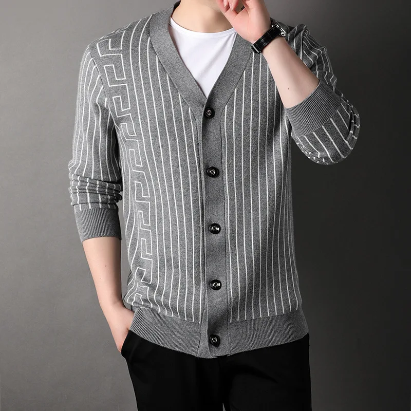 

Autumn and Winter New V-neck Men's Cardigan Jacket Great Wall Printing Stripes Details Textured Cardigan Sweater