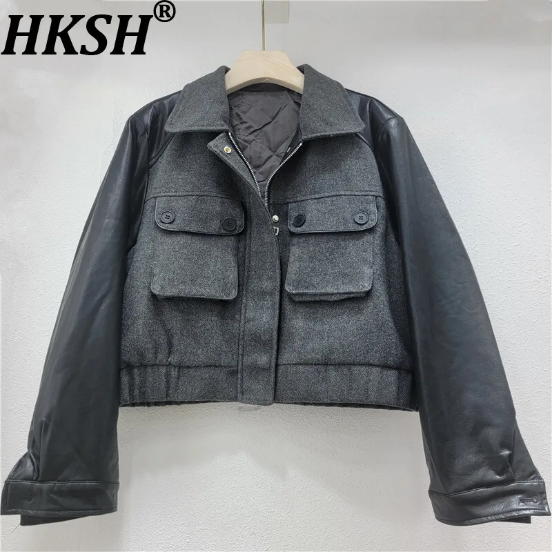 

HKSH 2025 Новое зимнее женское короткое стеганое пальто с отложным воротником и карманами на молнии, шикарная теплая куртка с рукавами из искусственной кожи HK13345