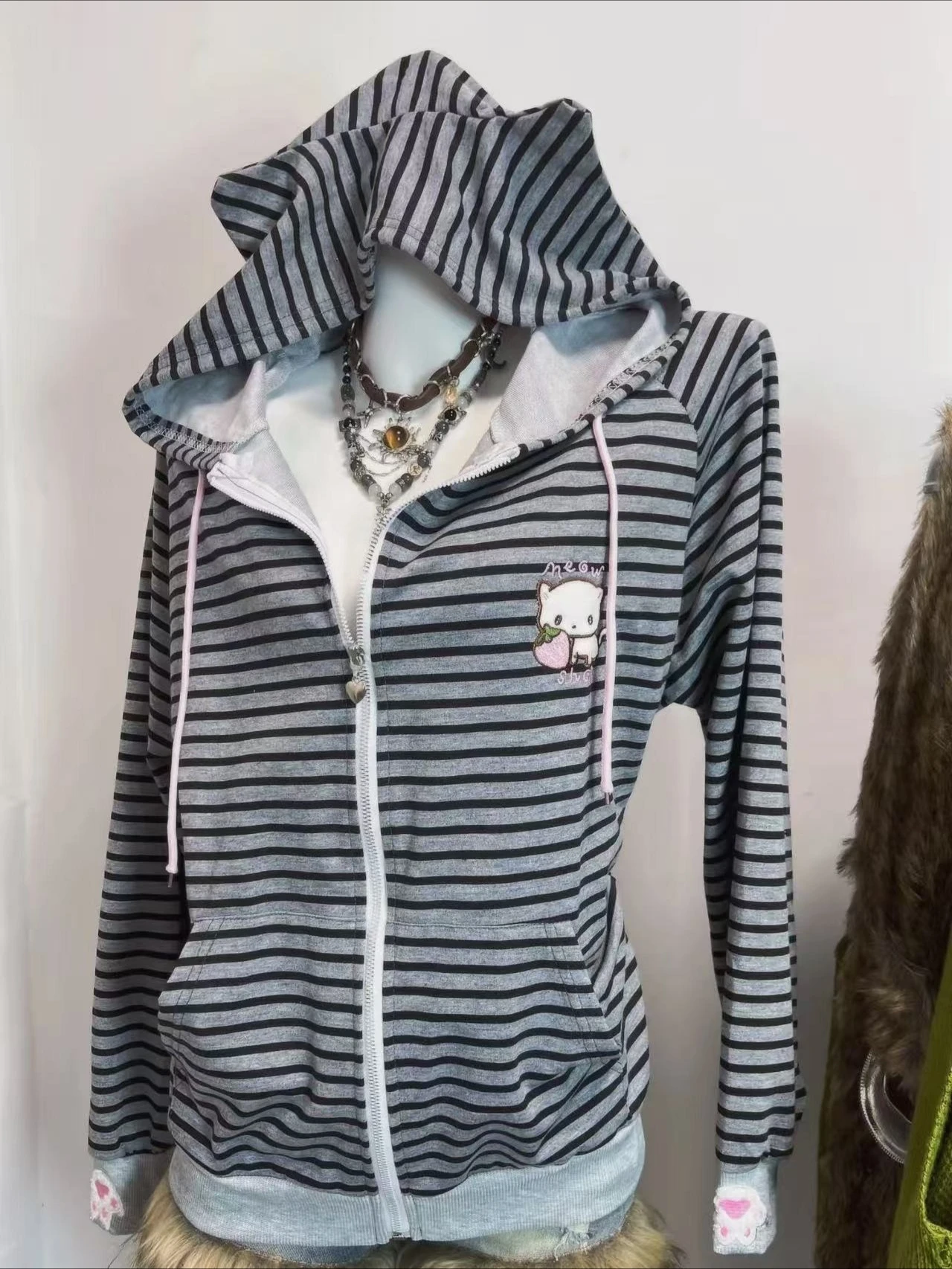 

Модная женская толстовка с открытыми плечами в стиле Harajuku, с мультяшным принтом, кружевной отделкой, в стиле Y2K, мягкая, повседневная, новинка 2026 года