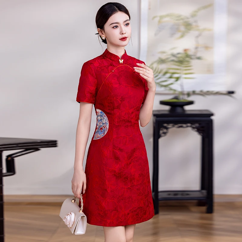 

Women's Red Modern Cheongsam 2025 Celebration Embroidery Qipao Slim Fit Oriental Banquet Dress Elegant Chinese Style Gown