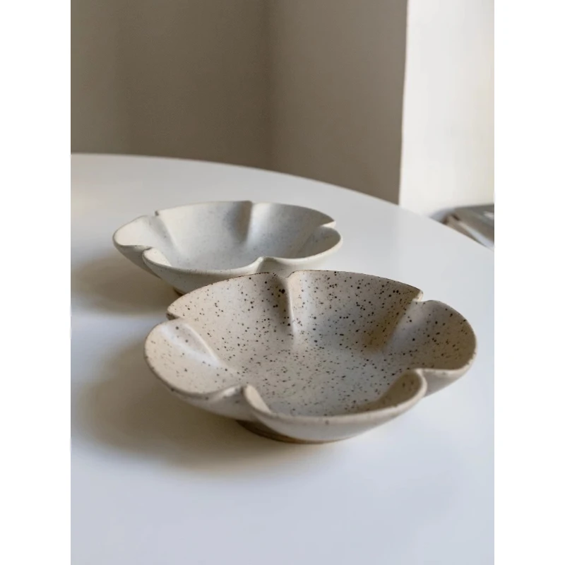 طبق سيراميك على شكل زهور للمطعم ، أدوات طاولة عتيقة ، وجبات خفيفة خضروات أطباق فواكه ، طراز ياباني ، لون ثابت ، منزل