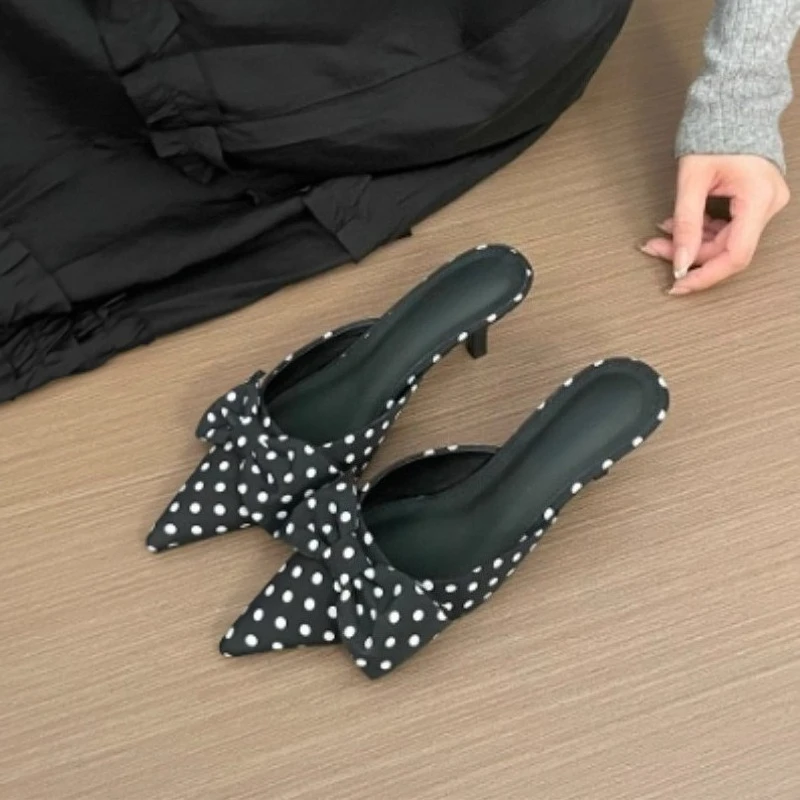 2025 Viral Spitz Dünne Ferse Bogen Knoten Backless Slip-On Mule Hausschuhe Frauen Block Heels Faule Halbe Rutschen