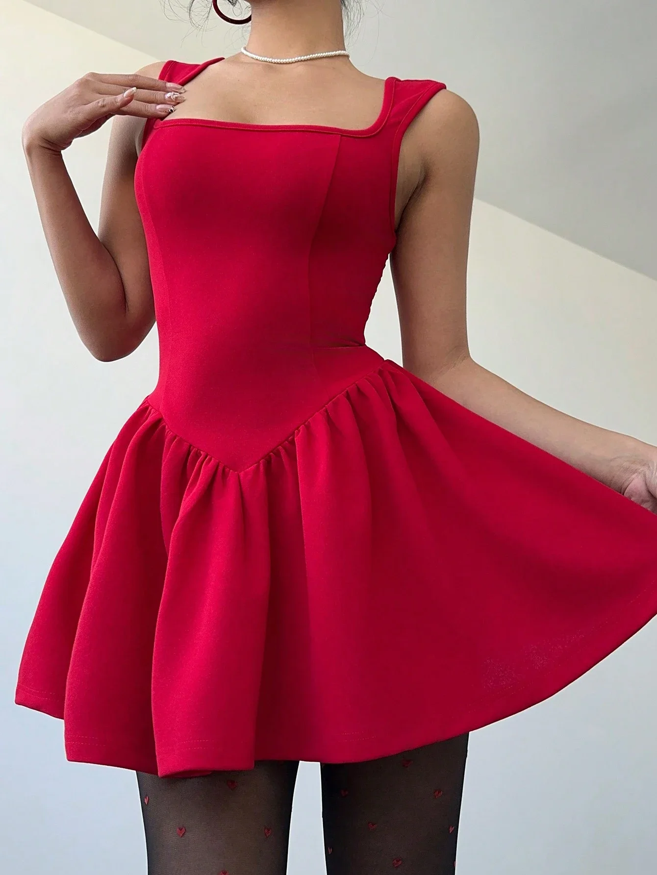 

Элегантное красное мини-платье без рукавов с зауженной талией на День святого Валентина