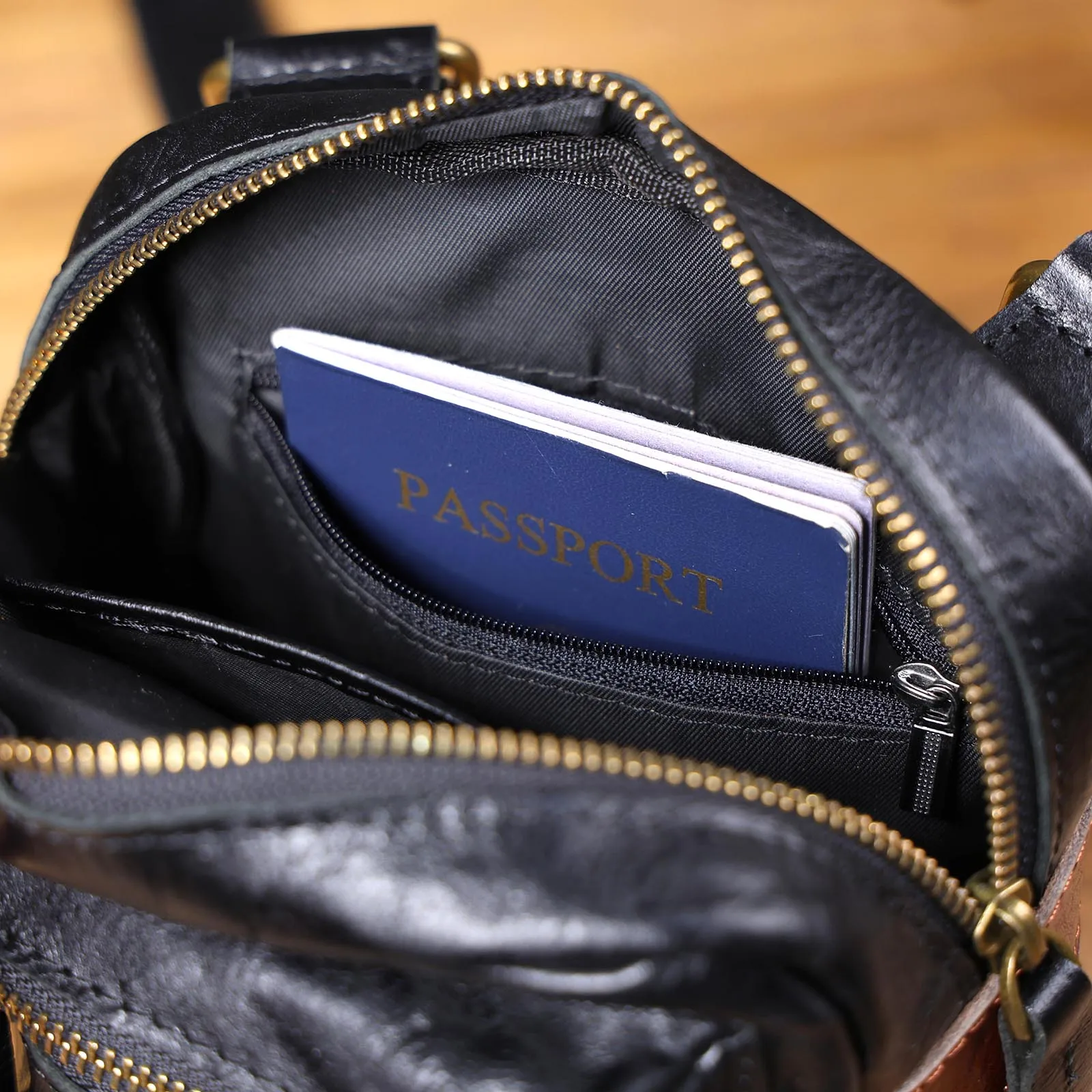 S.WORKER Vollnarbenleder-Umhängetasche für Herren, Vintage-Crossbody-Brusttasche aus pflanzlich gegerbtem Leder – Detail 18