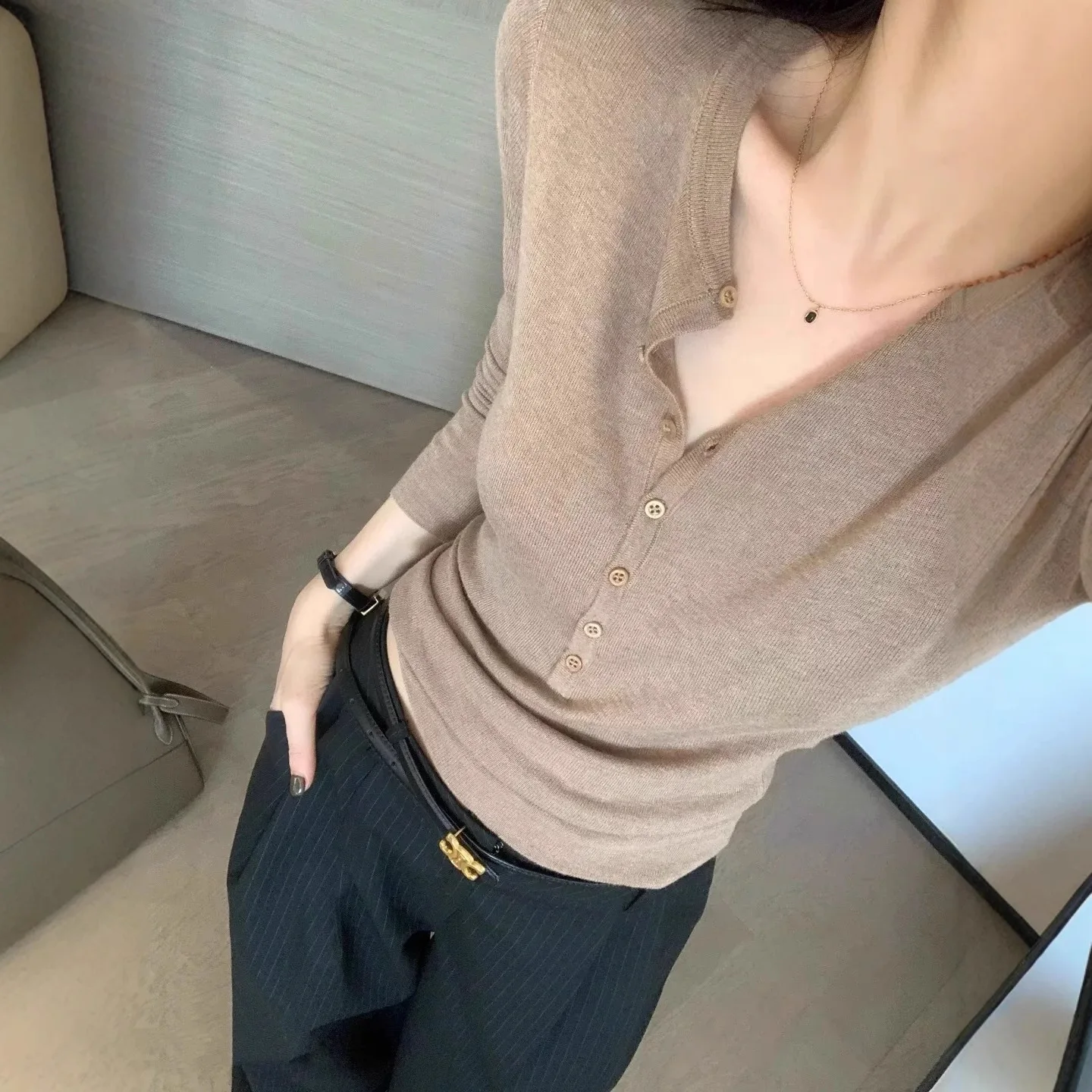 

Вязаный шерстяной свитер, женский облегающий топ, новинка 2024, осенне-зимняя рубашка с v-образным вырезом, облегающая рубашка с внутренней нижней частью