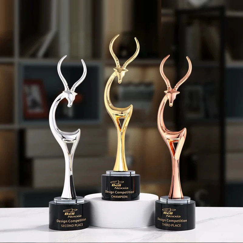 

Customized Gold-Plated Metal Trophy, Crystal Base Engraved, Outstanding Employee Award Souvenirs, Home Decoration, High-end, 1pc