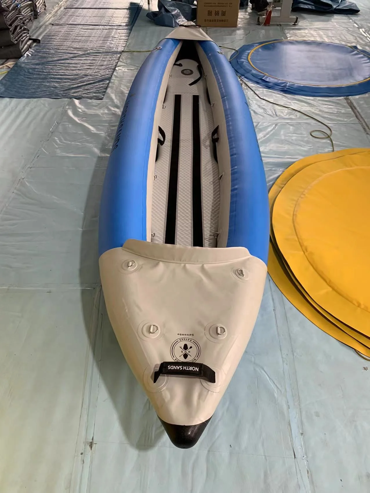 قوارب الكاياك القابلة للنفخ لمجداف ملحقات الصيد يتضمن قارب كاياك للرياضات المائية بشخصين