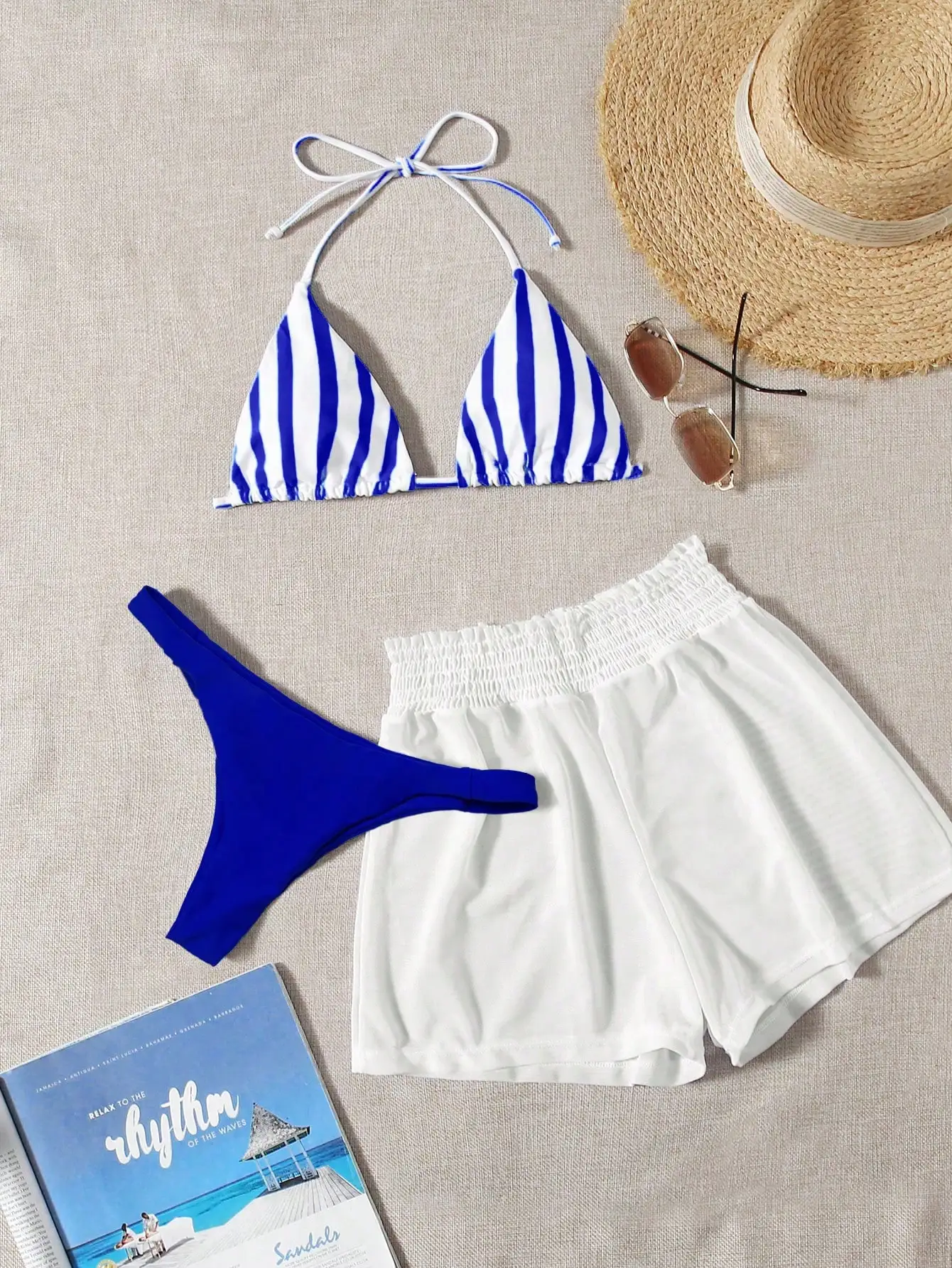 

Комплект бикини из 3 предметов сине-белого цвета в полоску с белыми шортами-накидкой