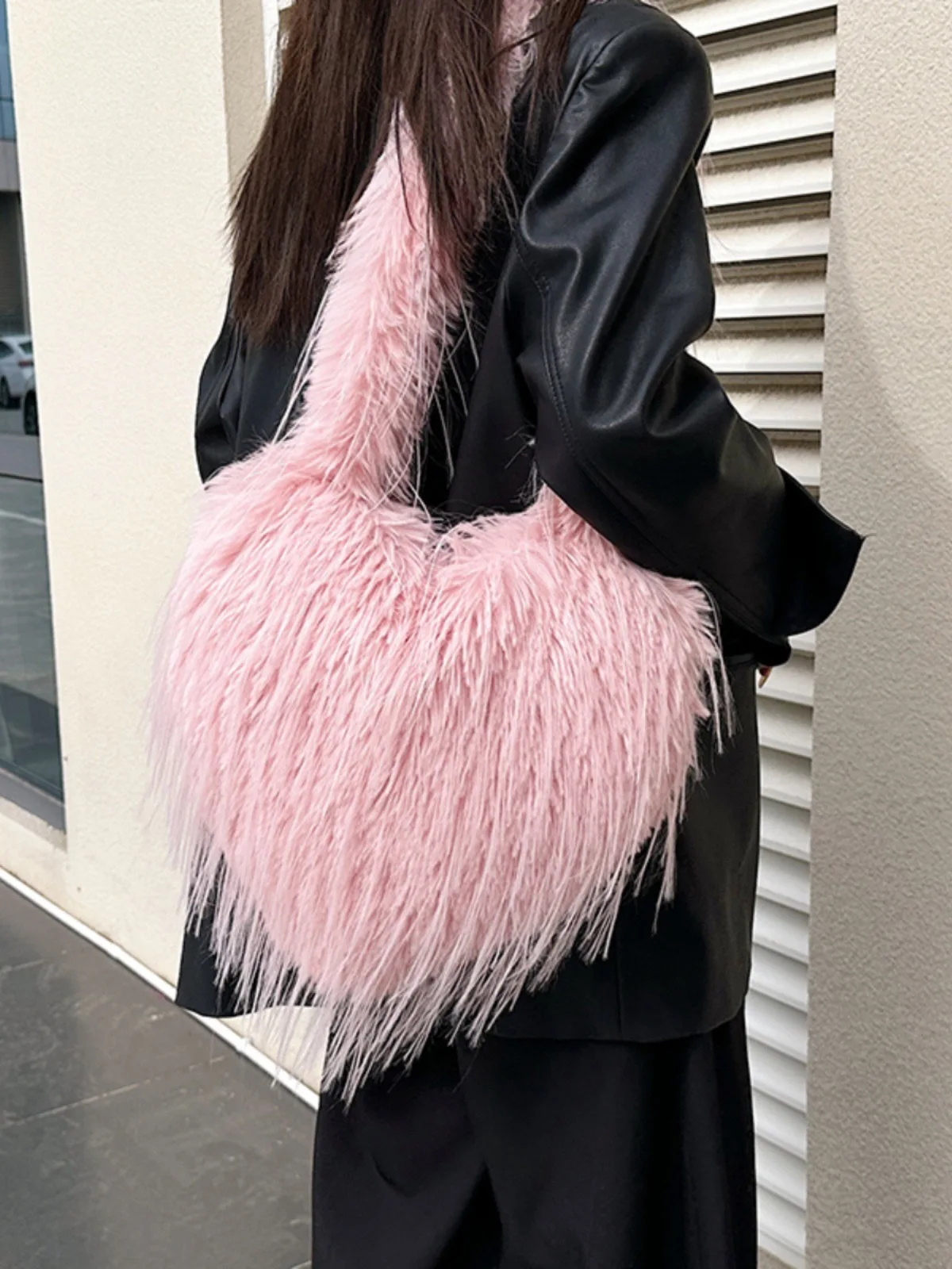 

UR Peach Heart Cute Women's Light Luxury High end One Shoulder Crossbody Plush Bag Sweet, High Aesthetic Value, Large Capacity