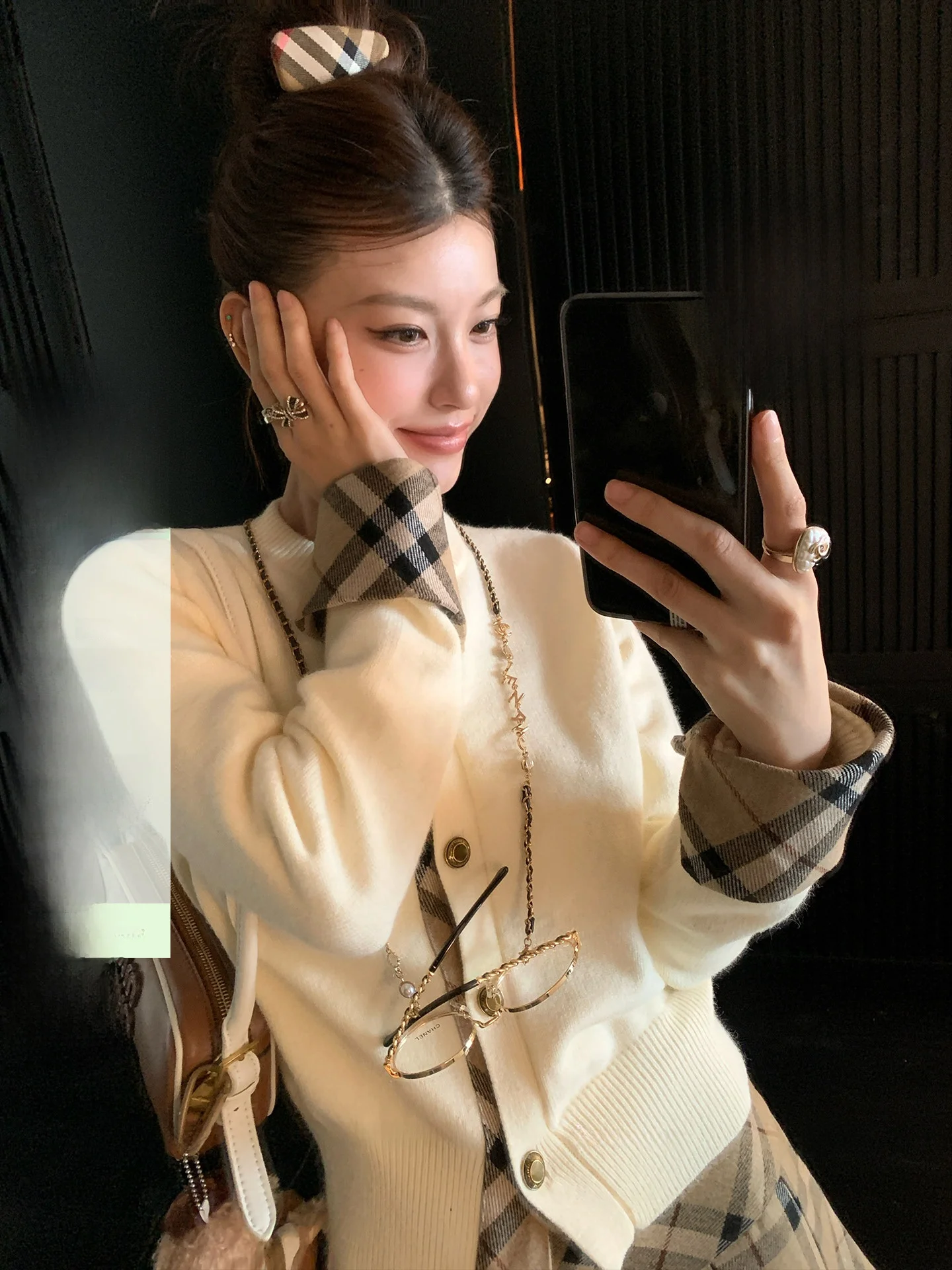 

LIONE Milk White Splice Sweater Cardigan Khaki Plaid Skirt Set Fake Two-Piece Winter Faion College Sle Women's Outfit