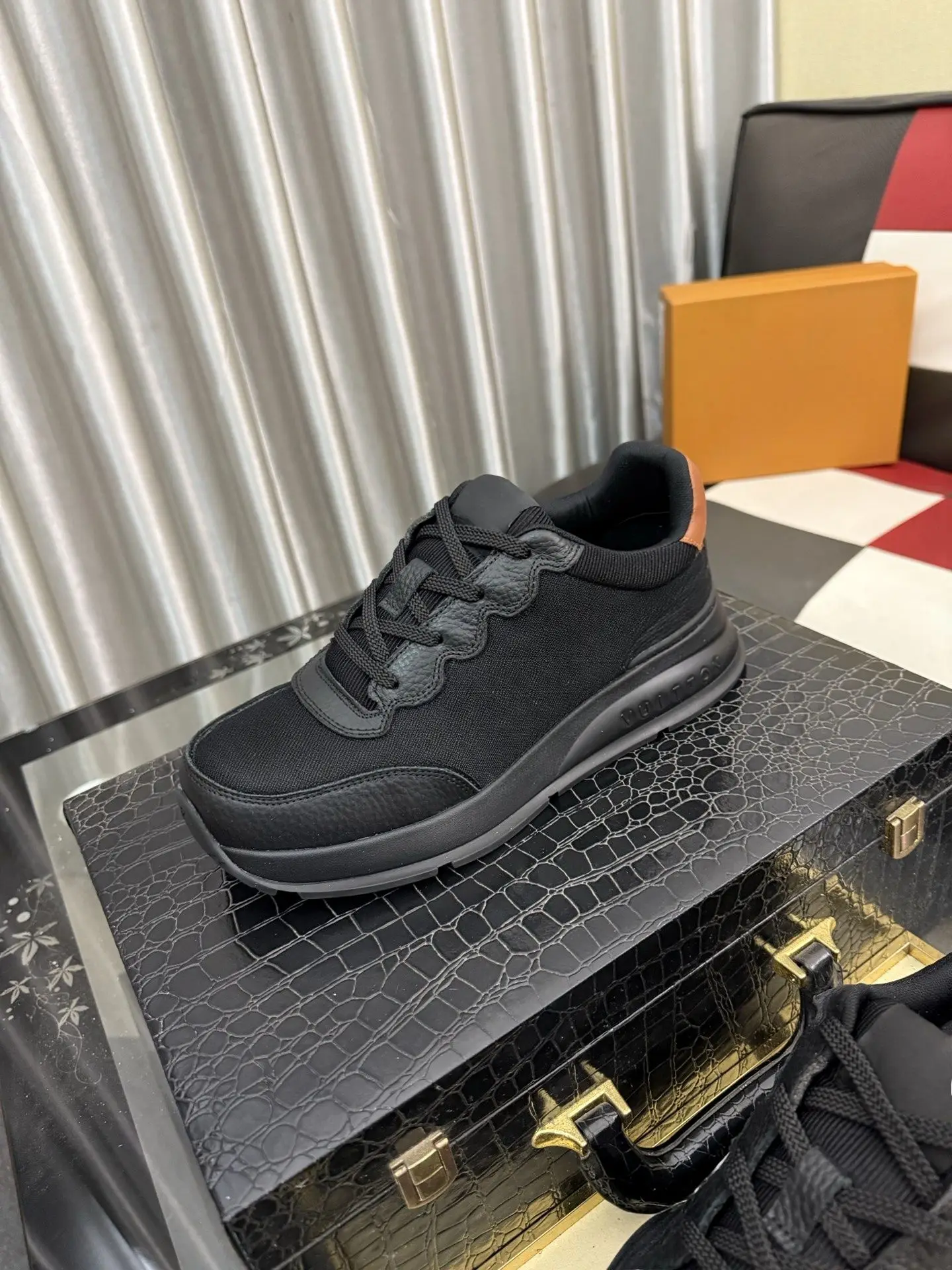 Unisex All Black Retro Sneakers Fabric Leather Splicing Wavy Trim Low Top Thick Sole Lace Up Heighten Non Slip Daily Walking Casual Shoes