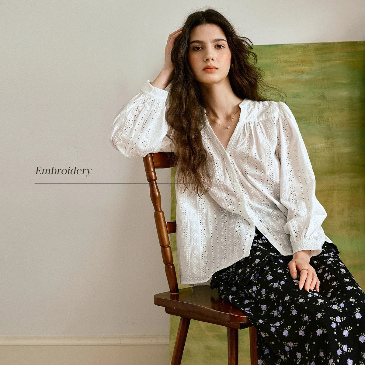 OLrain المرأة الجديدة الفرنسية شيك الخامس الرقبة بلوزة الخريف طويلة الأكمام قميص مع مخرمة التطريز مطاطا الكفة التفاصيل O57QC000336