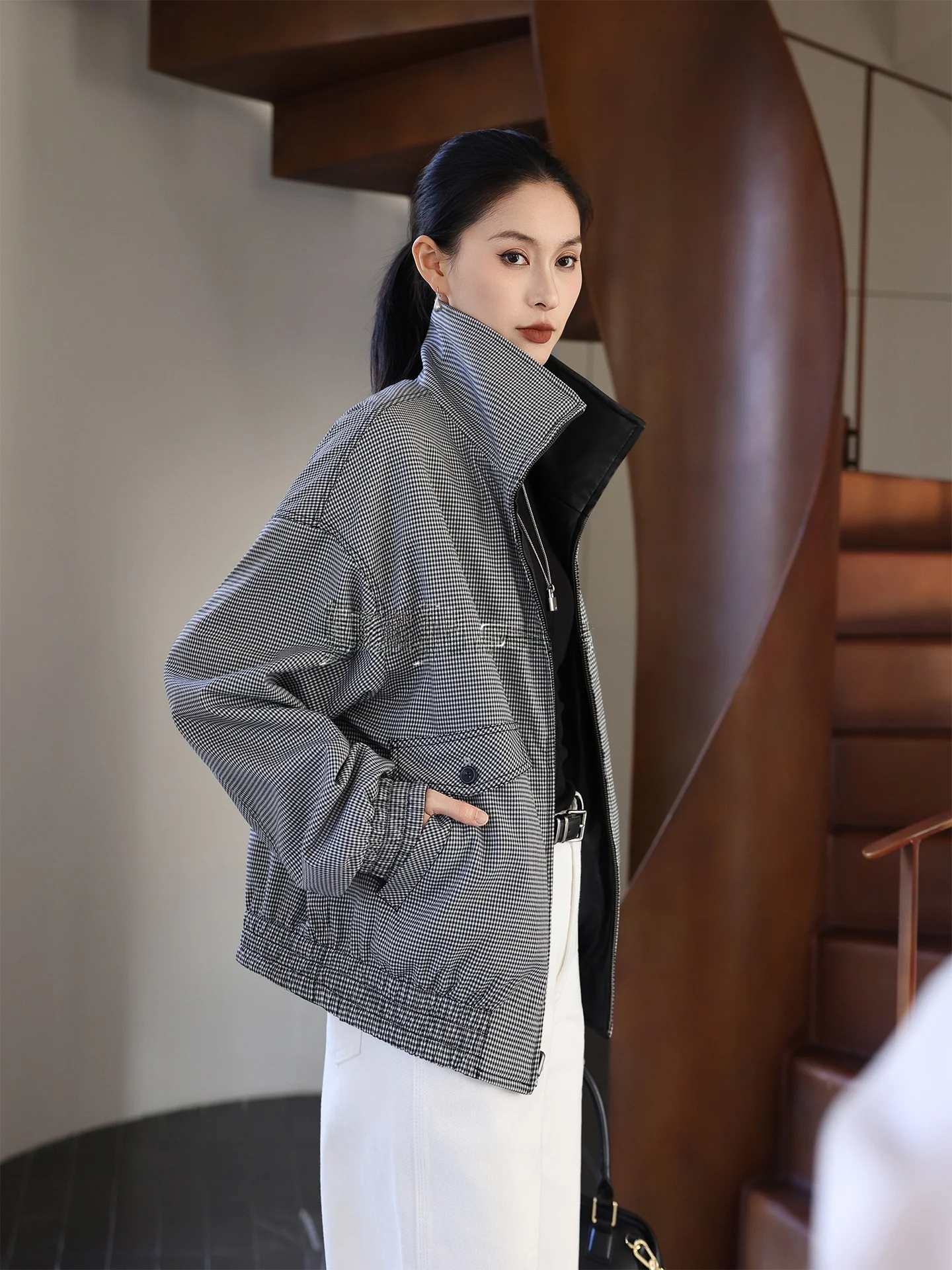 両面着用可能なショート丈レザージャケット、格子柄の襟とシーアイランドシルクを組み合わせた春向けカジュアルルーズフィットジッパーデザインPUレザー