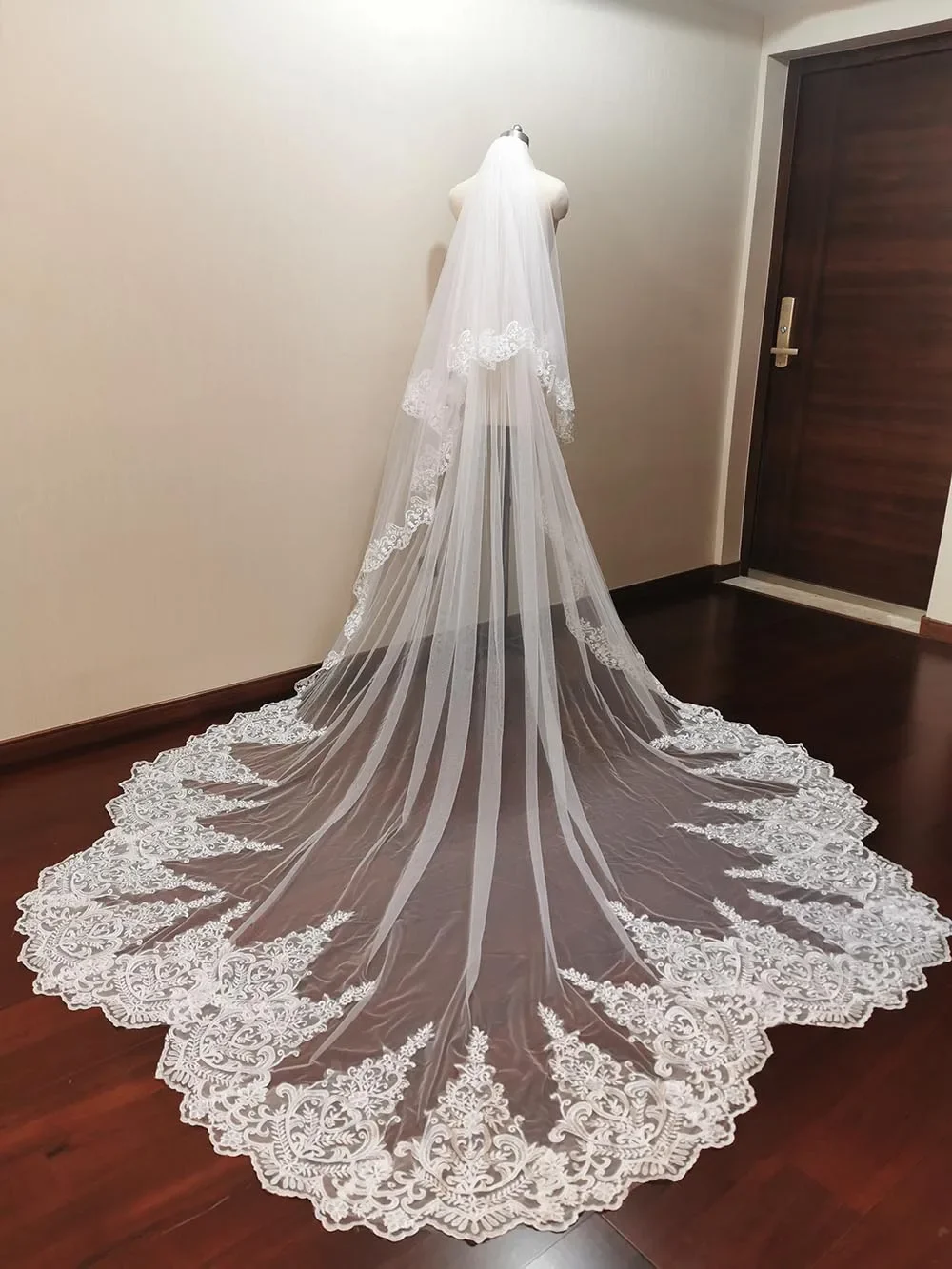 

Tailored authentic photos, Jakobsmussel's dramatic wedding veil, 2-layer soft chiffon, 3.5-meter-long bridal veil with