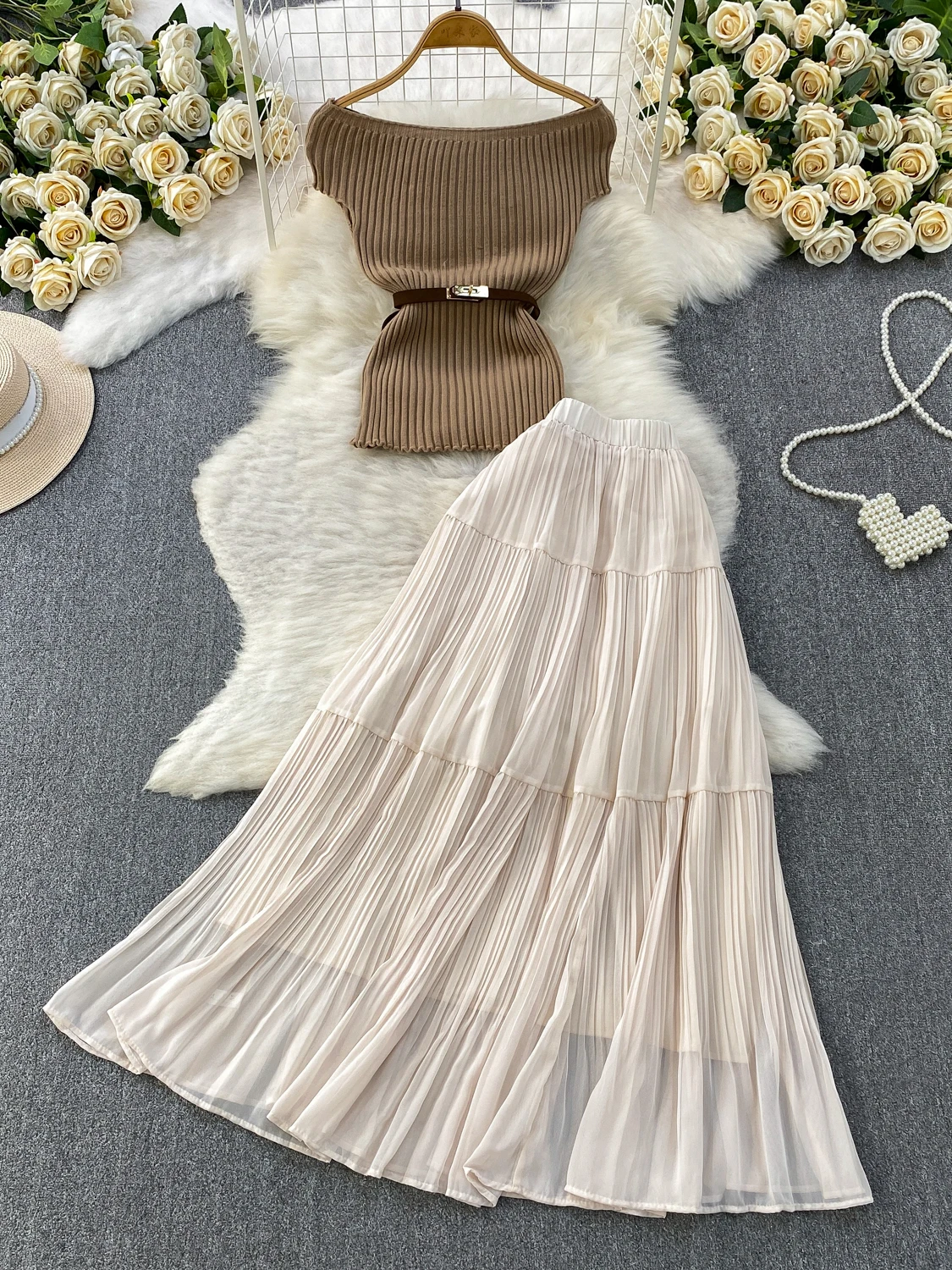 

Elegant Knitted One-Shoulder Waist-Cinching Top And High-Waisted Skirt Set with Pleated Hemline And Bellflower Details