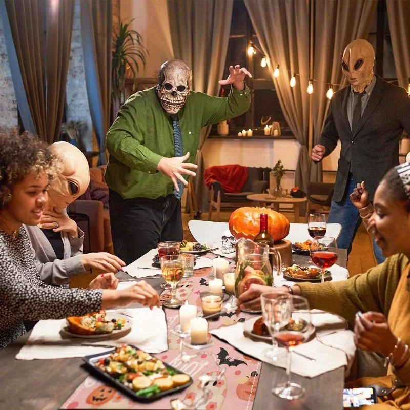 قطعة واحدة من مفرش طاولة الهالوين باللون الوردي واللطيف، مع لون كريم أساس مغطى بشبح وفانوس اليقطين وأنماط الخفافيش، مزين بكلمة "Boo! "، مناسبة لحفلات الهالوين العائلية، والحفلات ذات الطابع البناتي، وديكورات غرف الأطفال، والمقاهي الوردية، وأسواق العطلات، وترتيبات أنشطة رياض الأطفال.