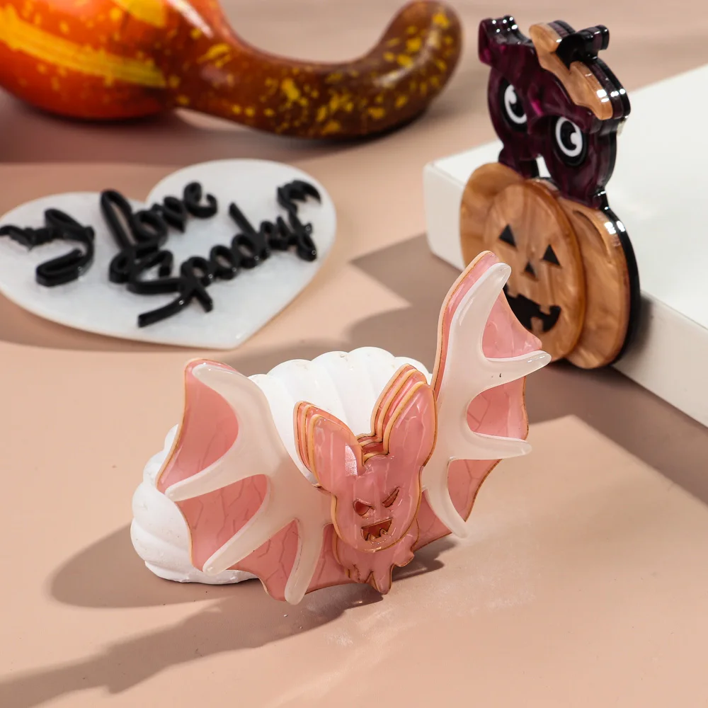 Halloween Day Acrylic Bat Night Light Brooches for Women Glitter Pumpkin Brooch Lapel Pins Clothing 2024 Trend Accessories
