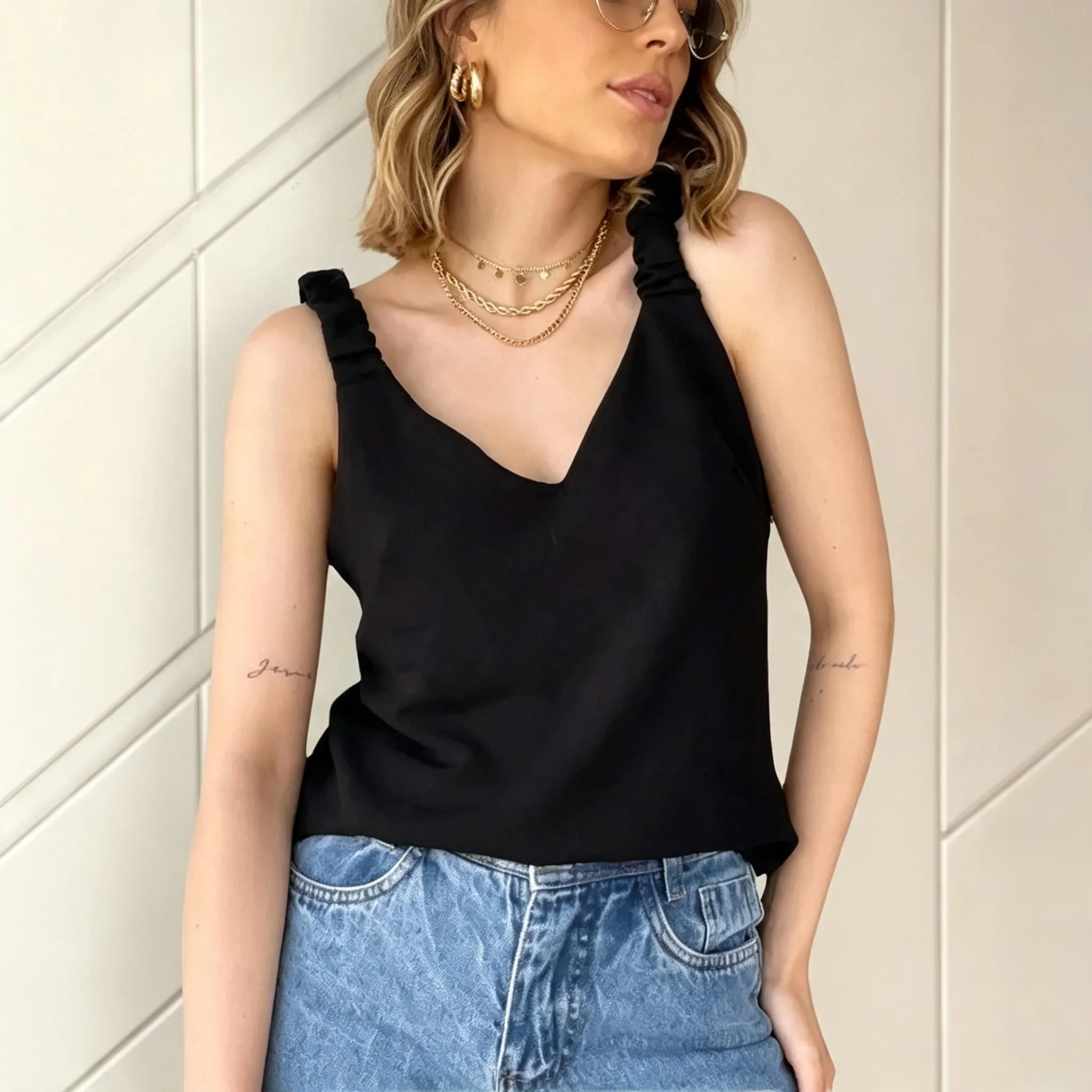 Colete Feminino Com Gola V E Cintura Ajustada