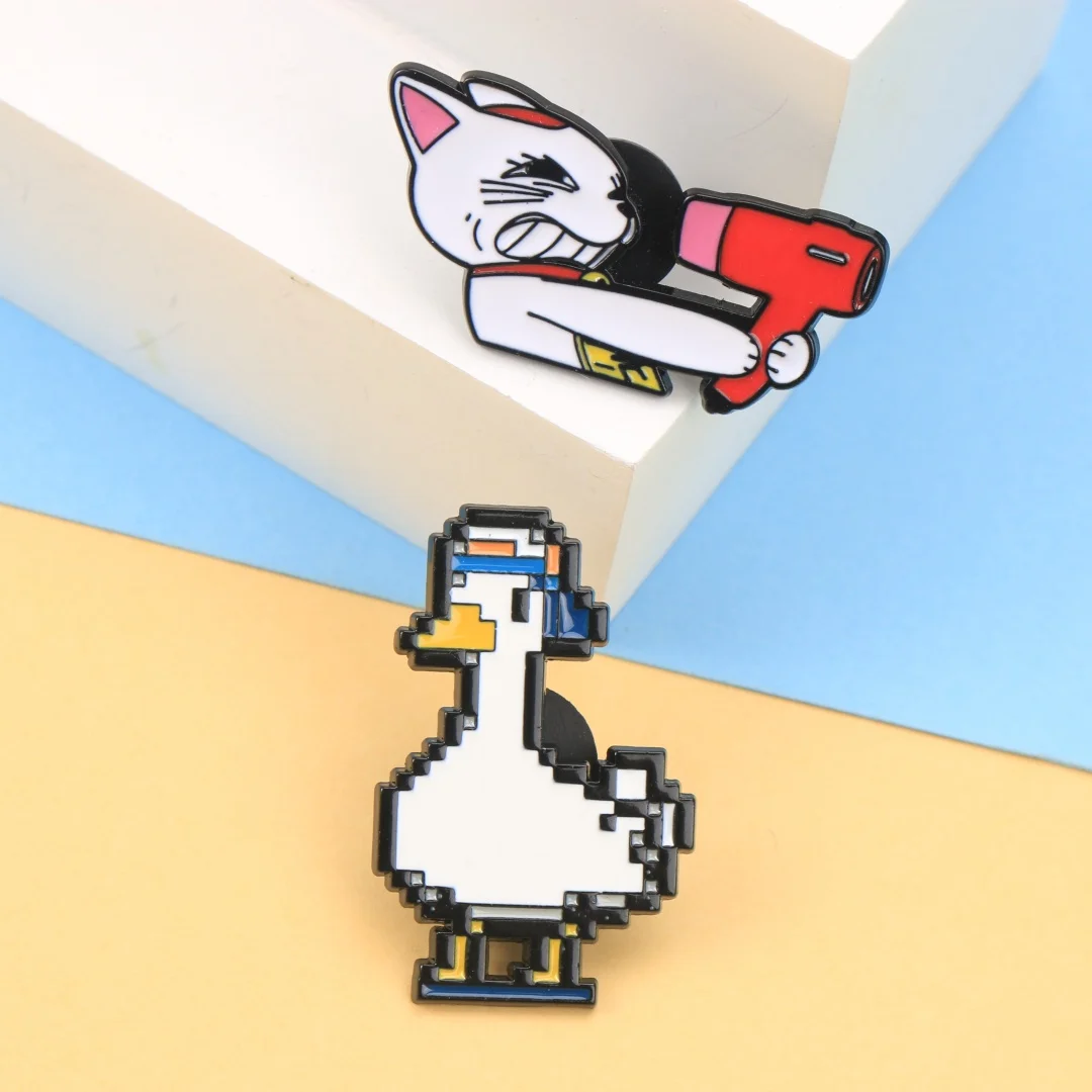 Lustiges Doppel-Tier-Emaille-Pin-Set, Cartoon-Katze mit Haartrockner & Pixel-Gans-Broschen, Ausgefallene Humorvolle Metall-Anstecknadeln für Jacken